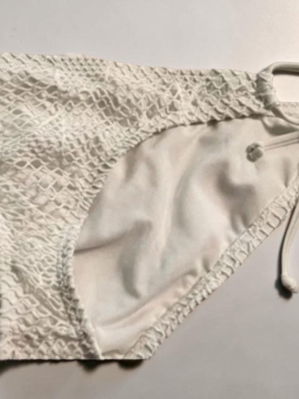 NWOT< Reef Bikini Bottoms, fishnet , NWOT, size L